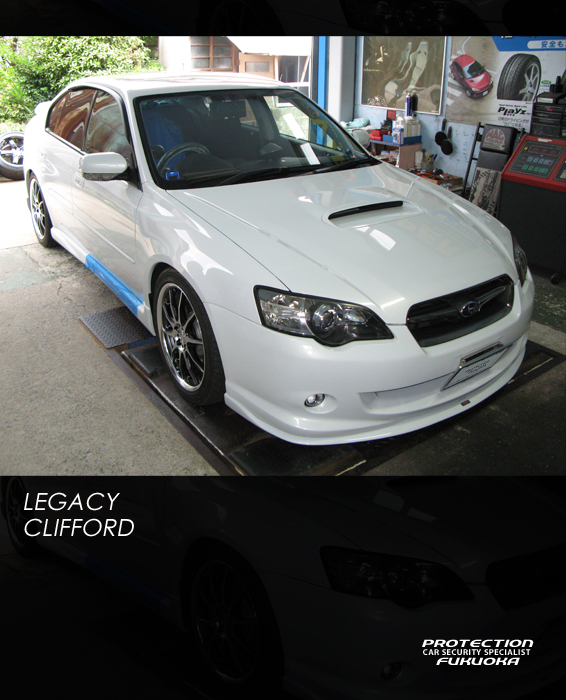 SUBARU LEGASY �X�o�����ւ郌�K�V�[�V���[�Y�̂S��ڃ{�f�B�T�C�Y���g�����ꎿ���ƈ��S�����傫������B�܂����͖ʂ����V����^�[�{�̎d�l�ύX�ɂ����]�������g���N�𔭐�����B�`����AWD�V�X�e���ň��葖�s�𐶂ݏo���B�Z�L�����e�B�ɂ͍����Z�L�����e�B���\���ւ�CLIFFORD���C���X�g�[���B